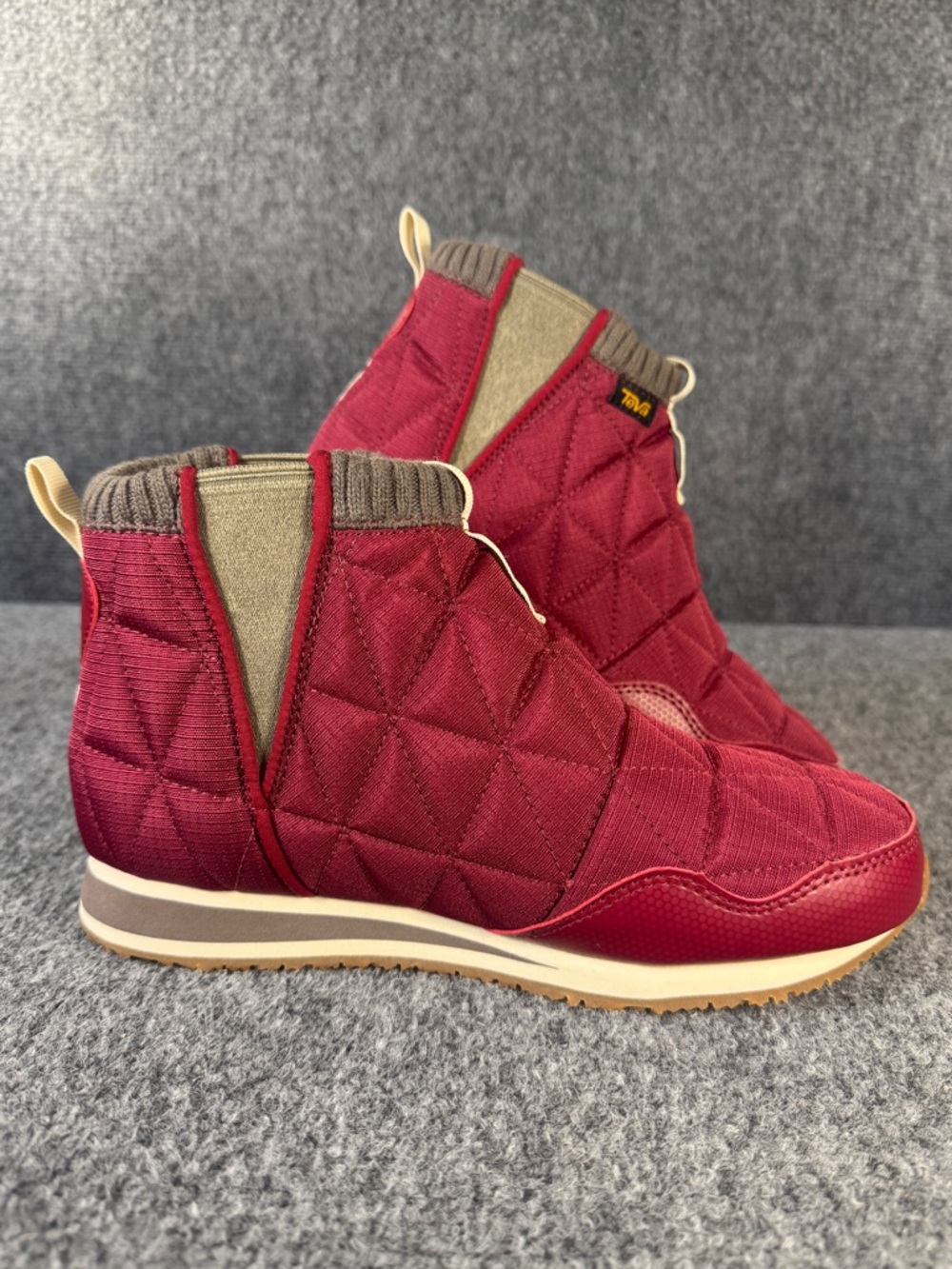 Teva ReEmber Mid Boot Rhubarb Red US 7 EU 38 Quilted Pull-On Booties Cozy